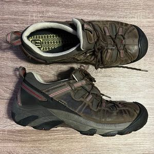 Mens Keen low hiking shoe, with brand new insoles, size 13